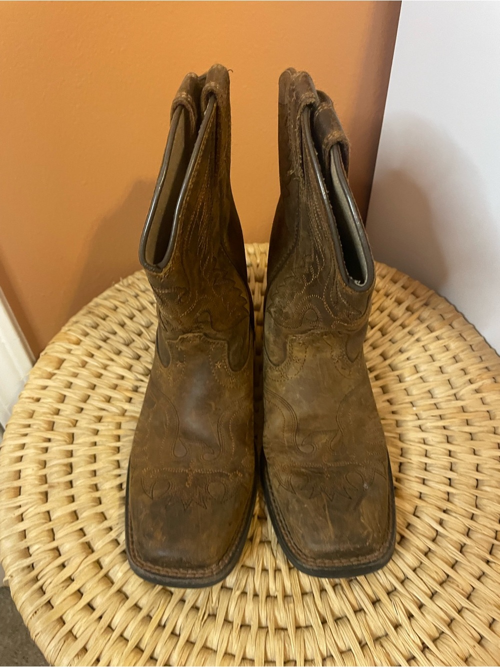 Ariat Boy’s Honor Western Boots Square Toe in Dark Brown Size 1 Barely Worn - Picture 4 of 11